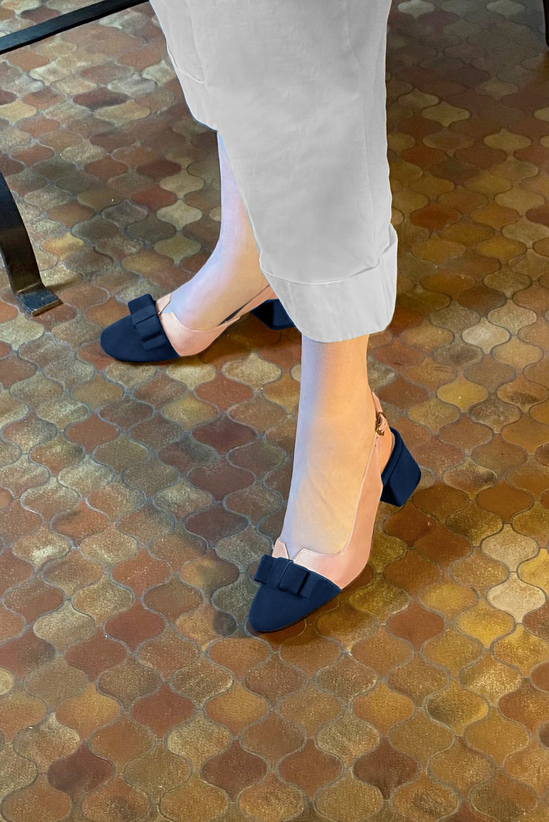 Navy blue and powder pink women's open back shoes, with a knot. Round toe. Low flare heels. Worn view - Florence KOOIJMAN